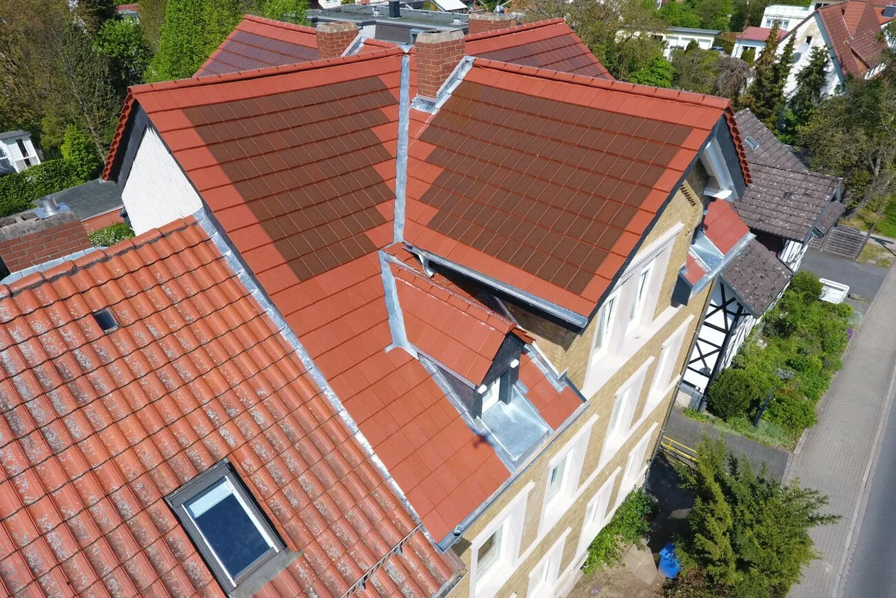 Ton in Ton: Dach und Solarziegel sind beide rot, dass die Photovoltaikanlage auf dem Dach kaum auffällt.
